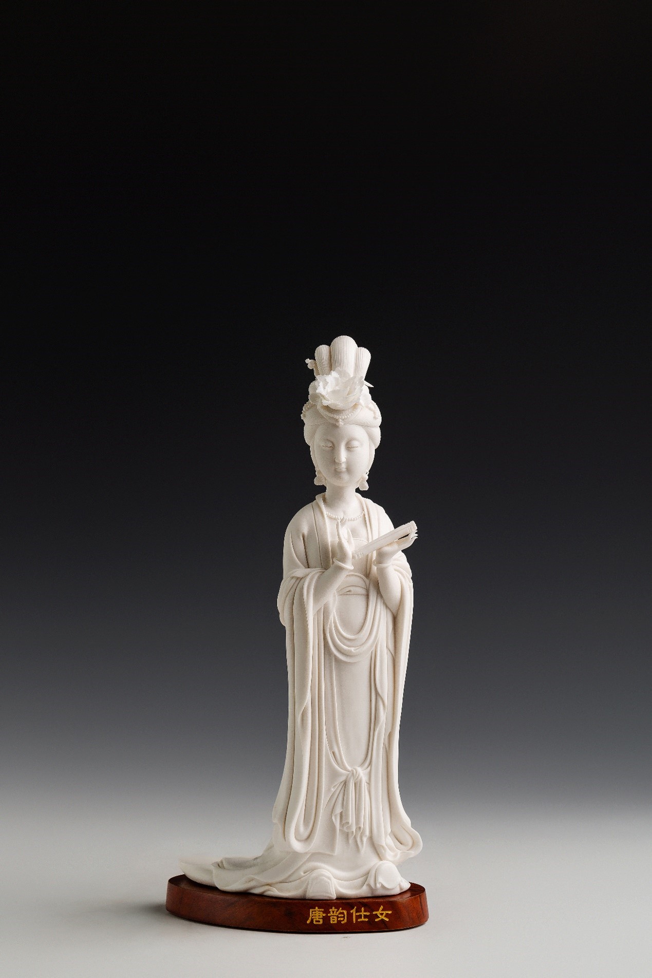 <h2>唐韵仕女</h2><p>作者：赖礼同</p><p>创作年代：2007年</p><p>规格：37cm×18cm×10cm</p><p>品类：陶瓷</p>
